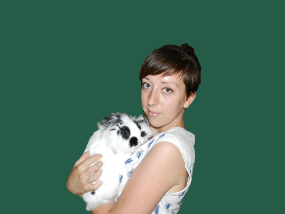 Portrait de Aude Coudrin avec sa lapine dans les bras